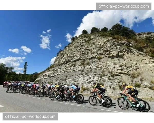 战术深度解析：快步车队在E3赛如何利用横风撕开主车群