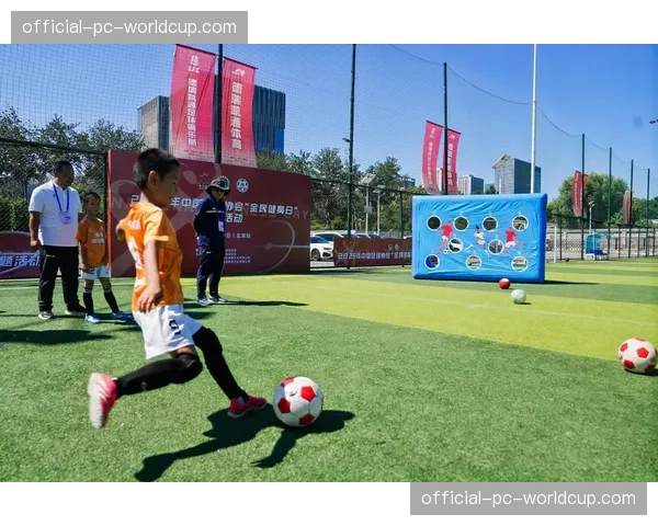 “全民防守挑战”活动在巴黎启动，旨在社区推广基础的足球防守技巧训练