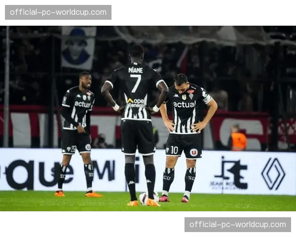 昂热主场0-0战平里昂，双方均无建树